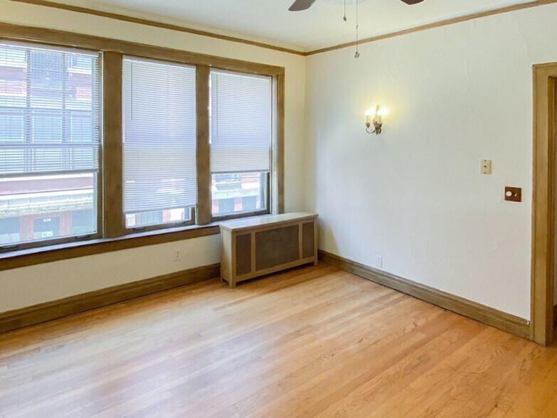 Primary Photo - 435 W Surf St