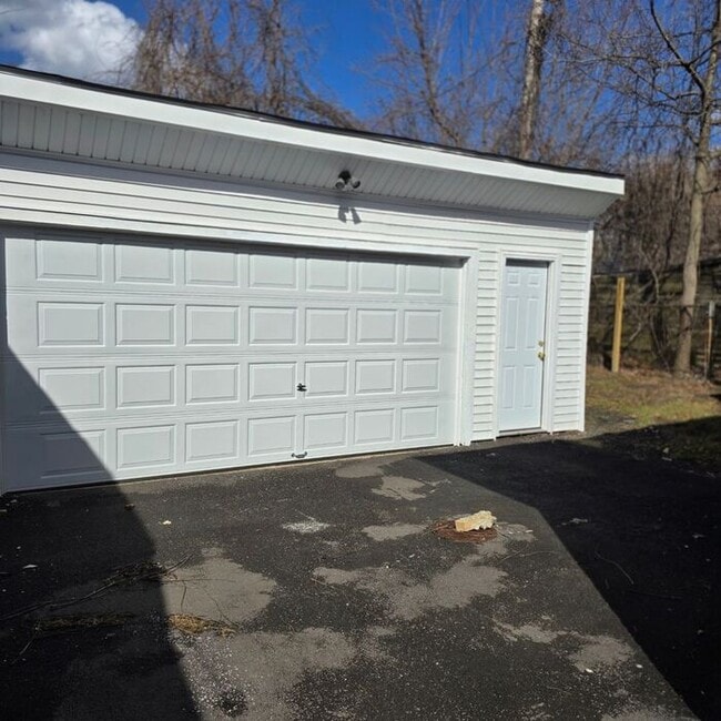 Building Photo - Charming 3-Bedroom Home / Pet-Friendly / A...