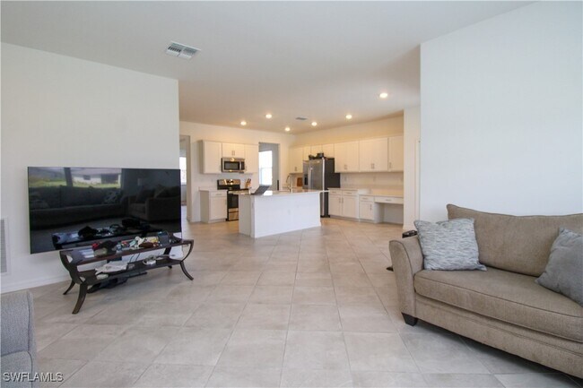 Building Photo - 2213 Avocado Ln