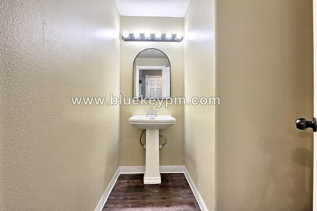 Building Photo - 4 Bed, 2.5 Bath Home in Cul-de-sac in Fisher's Landing East