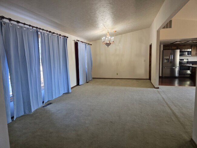Building Photo - Great Home with Game Room