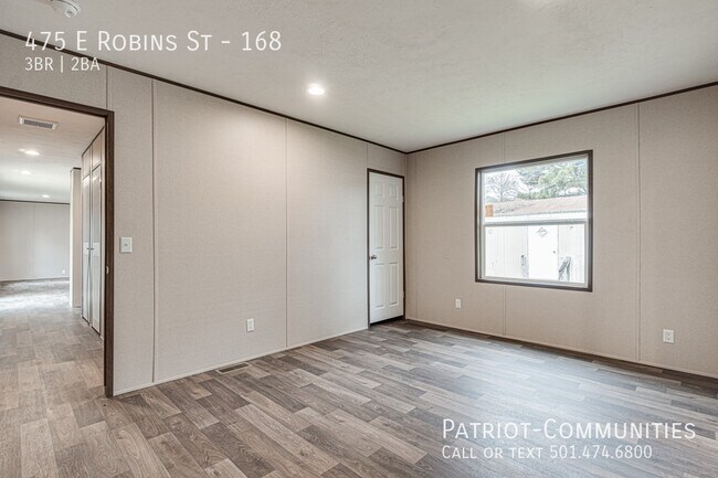 Building Photo - 475 E Robins St