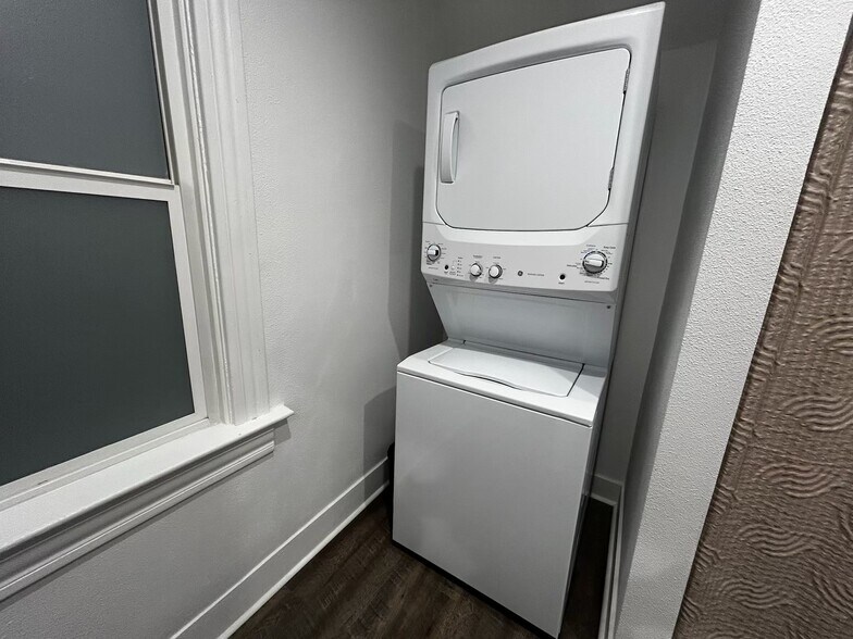 Building Photo - 2215 W Broadway Ave