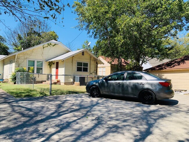 Building Photo - ** MOVE IN SUMMER 05/08/2026 ** 3 Bed 2 Bath Short 2 Minute Walk to TCU Campus
