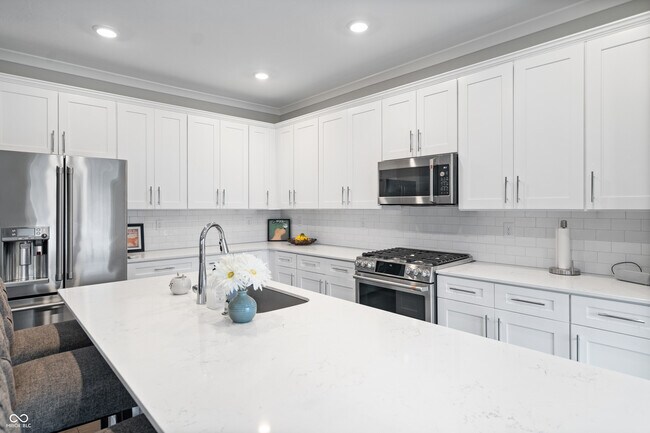 Building Photo - 661 Golborne St