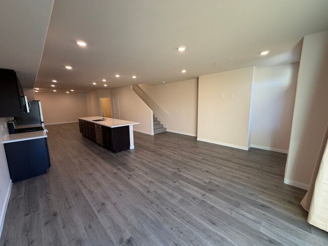 Building Photo - Brand New Townhome in Sparks!