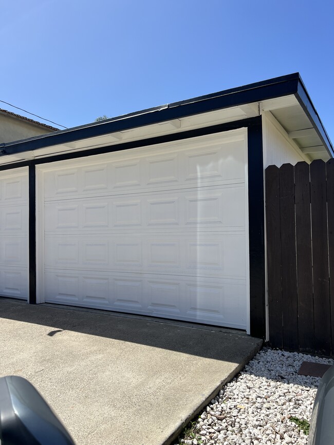 Garage door w/ remote + gate - 1944 Maple Ave