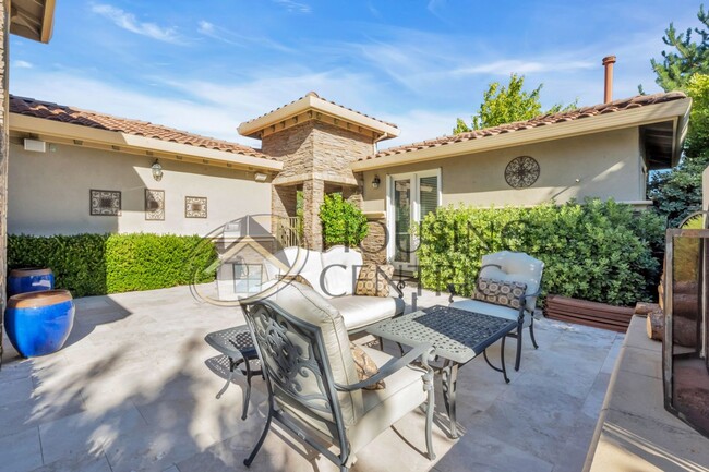 Building Photo - Stunning Executive Serrano Home with a Pool!