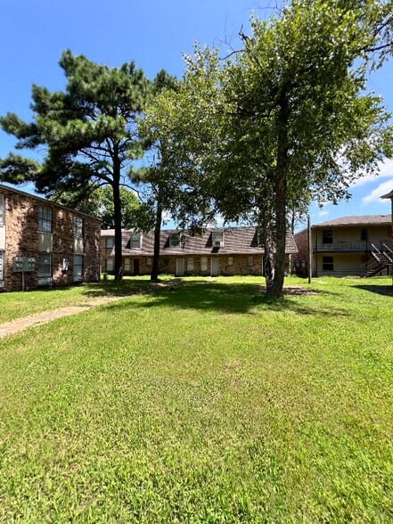 Building Photo - 2411 Talonwood Dr