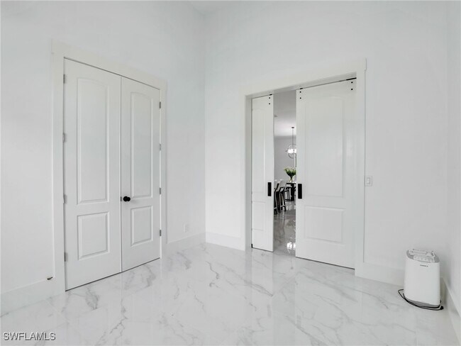 Building Photo - 2506 SW 24th Ct