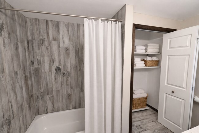 Building Photo - Super Cute Home