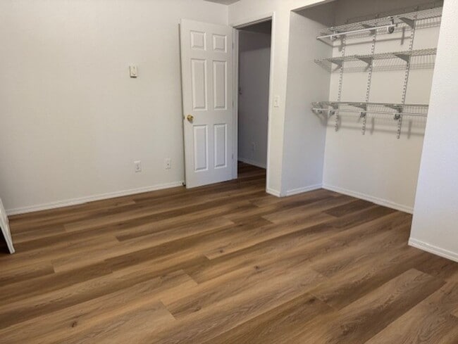 Building Photo - MOVE IN SPECIAL $500 OFF FIRST MONTHS RENT / NE Bend on large lot