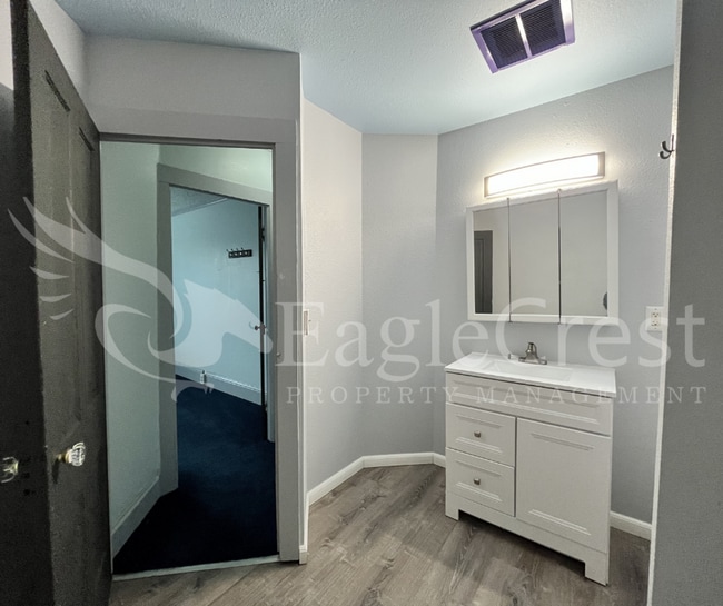 Building Photo - Comfortable 5 Bedroom Home with Modern Touches, Large Bedrooms & Front Porch