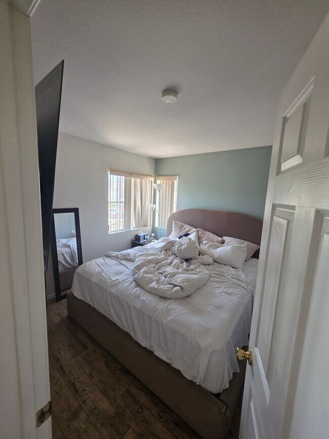 Building Photo - Bright & Spacious Family Home in a Private Gated Community
