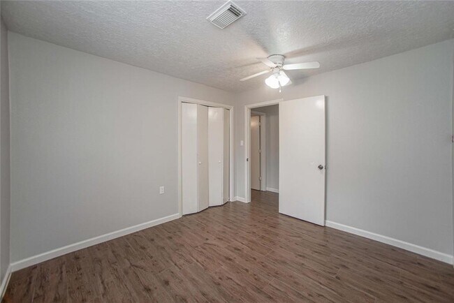 Building Photo - 10700 Deer Hill Dr