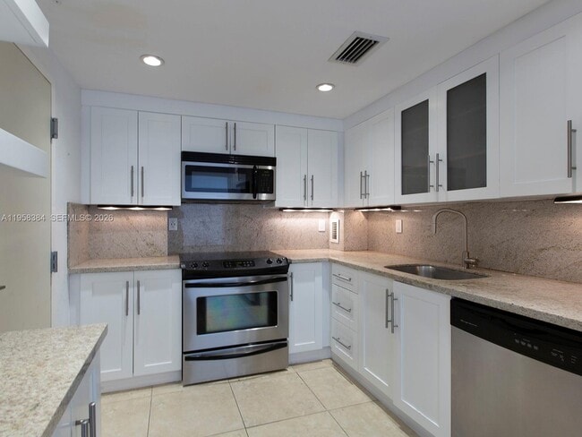 Building Photo - 90 Edgewater Dr