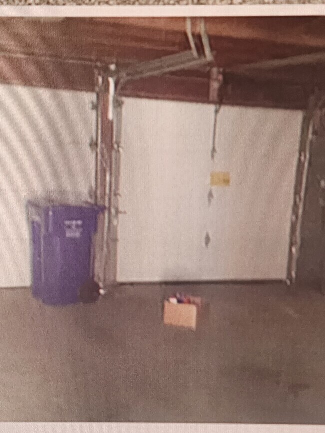 Building Photo - 50 NE Village Squire Ave