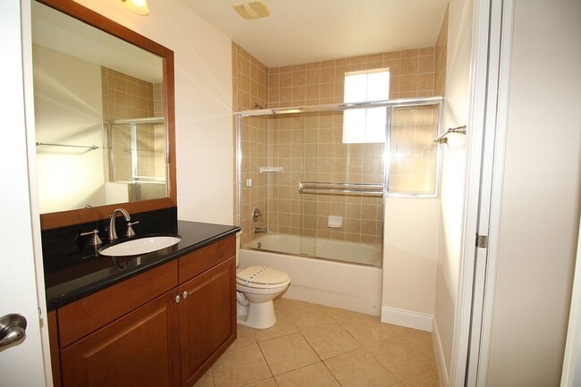Building Photo - Luxury End Unit 3/2 Condo in Reunion