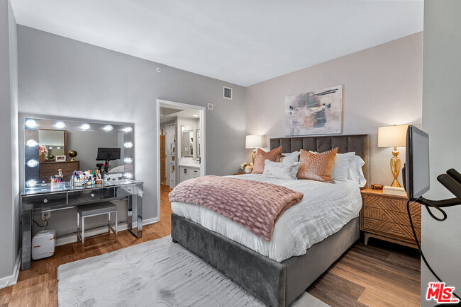 Building Photo - 13700 Marina Pointe Dr