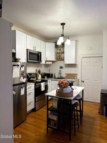 Building Photo - 200 Beekman St