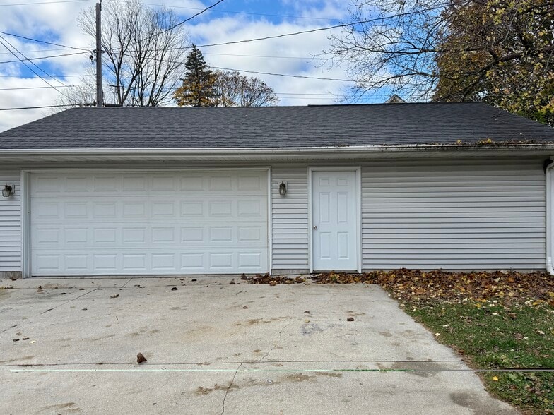 garage - 414 Caroline St