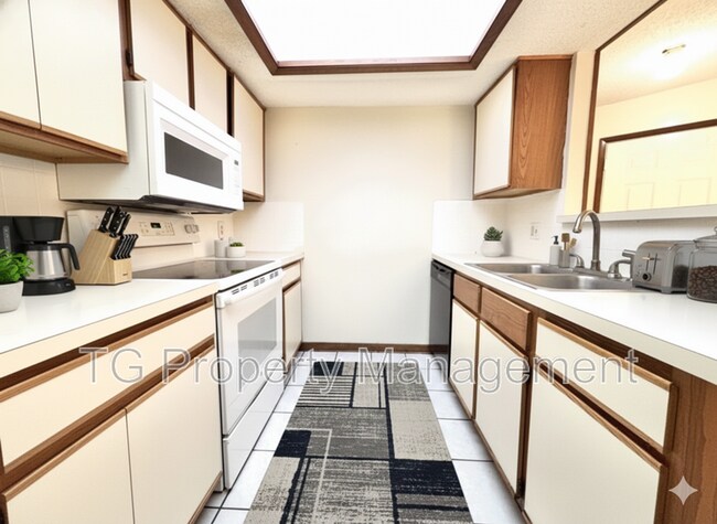 Building Photo - 703 Trekker St