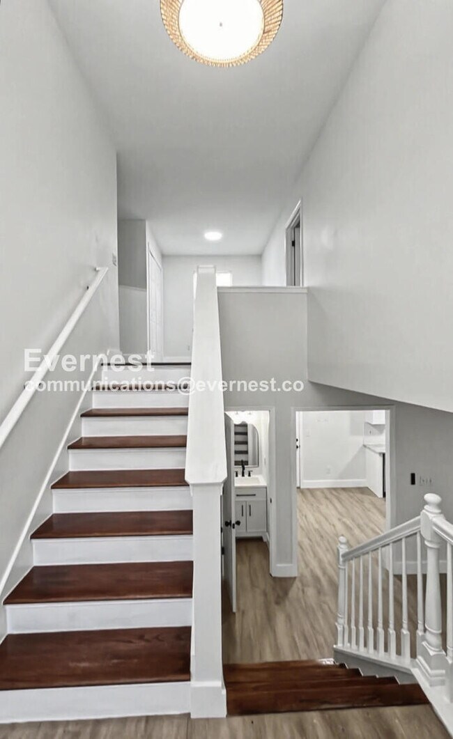 Building Photo - 3 Bed/2.5 Bath Home with Garage / Pet-Friendly / Vouchers Accepted / Available Now!