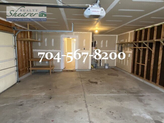 Building Photo - 3 Bed, 2 Bath Ranch in East Charlotte near...