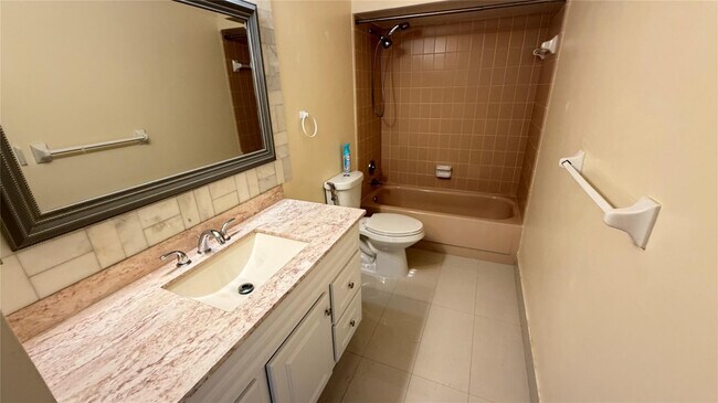 Building Photo - 3040 NE 16th Ave