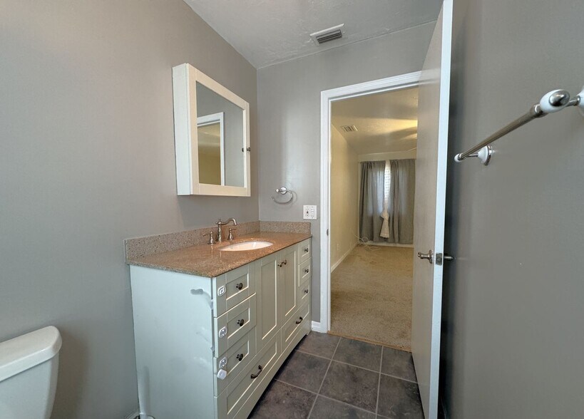 Building Photo - 2 Bedroom, 2 Bath Condo Available Soon!