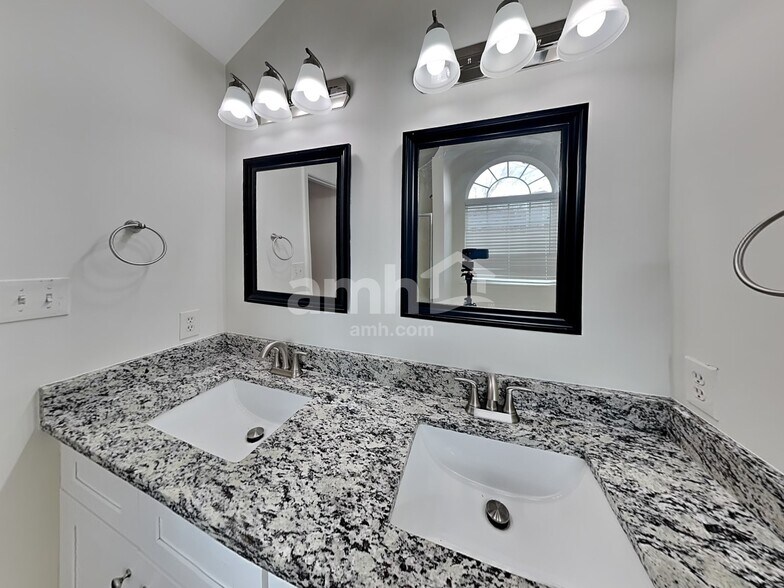 Building Photo - 2026 Oakbluff Way SW