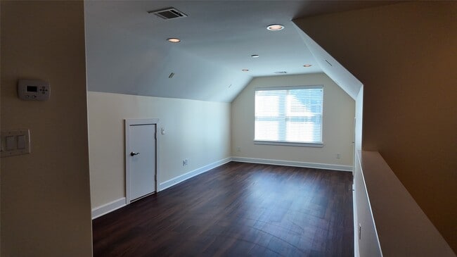 Building Photo - 902 W 20th St