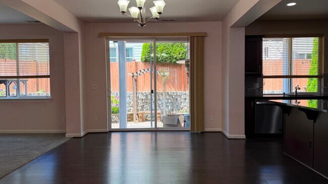 Building Photo - Spacious 4-Bed Home with Loft & Covered Patio in North Creek