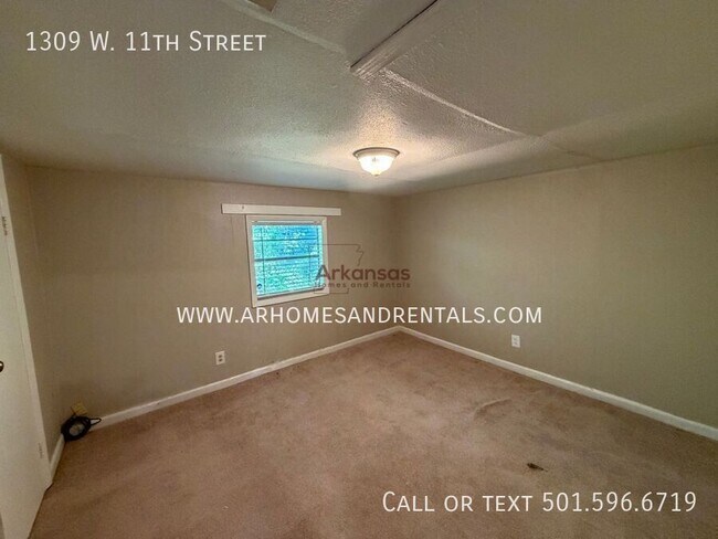 Building Photo - 1309 W 11th St