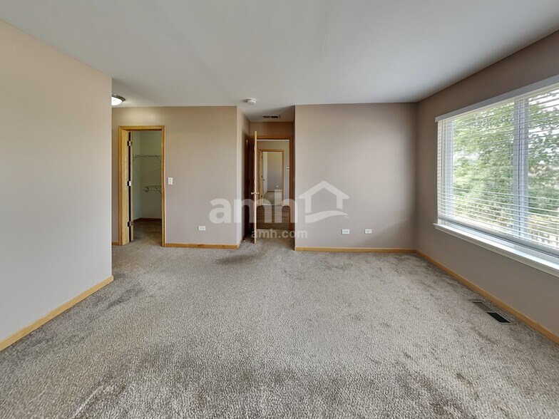 Building Photo - 2419 Paradise Cir