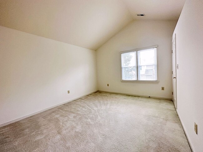 Building Photo - 4 Bedroom Townhouse Near Chesterfield Cour...