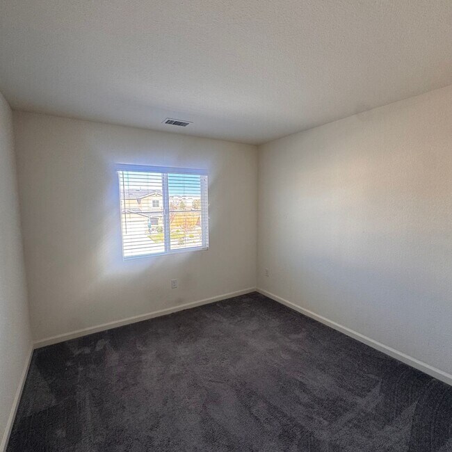 Building Photo - 3 Bedroom with a Loft Home in Lemmon Valley Available Now!