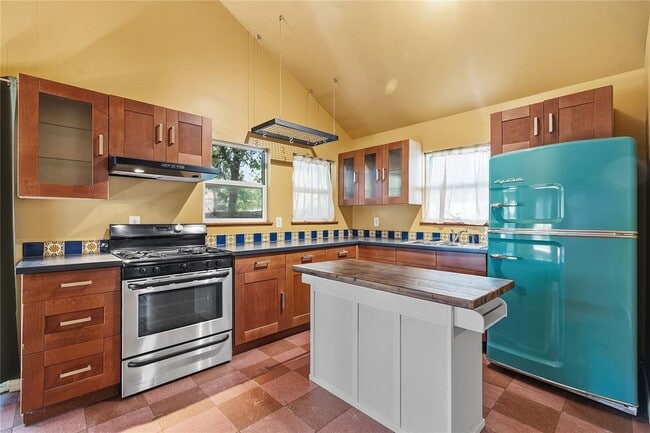 Building Photo - 2207 Santa Rita St