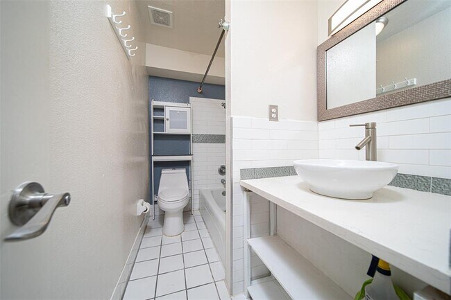 Building Photo - 8931 Gaylord Dr