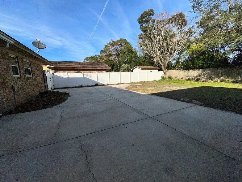 Building Photo - 3135 Sabal Palm Dr