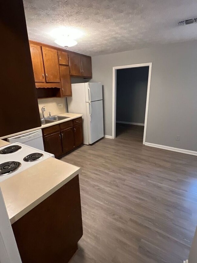 Building Photo - Great 2 bedroom 1 bath ranch duplex Ready Now!!!
