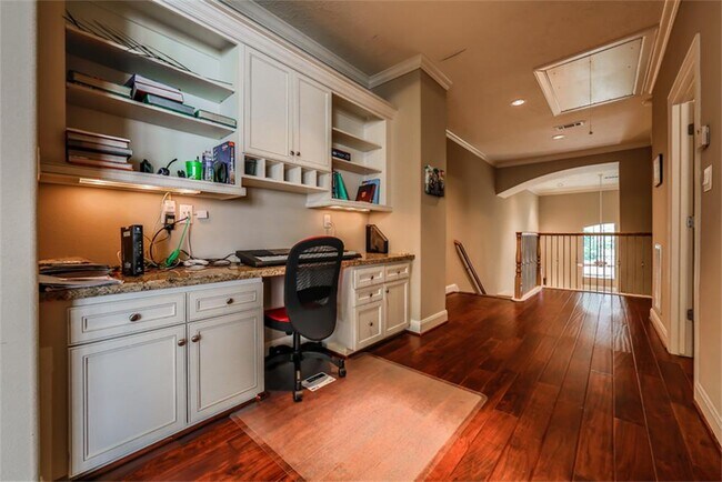 Building Photo - 1005 Memorial Village Dr