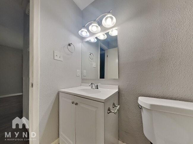 Building Photo - 1010 N Meadows Dr