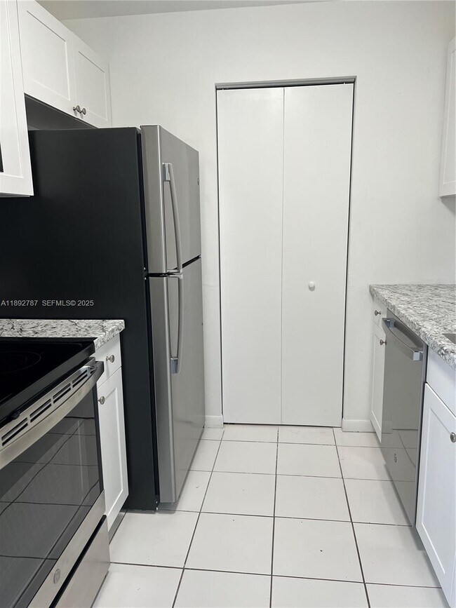 Building Photo - 500 NE 2nd St