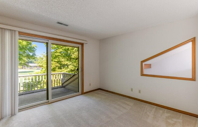 Building Photo - Prime Charbonneau Golf Community Location! 2 Bed, 2.5 Bath + Den, A/C, Washer/Dryer and Garage