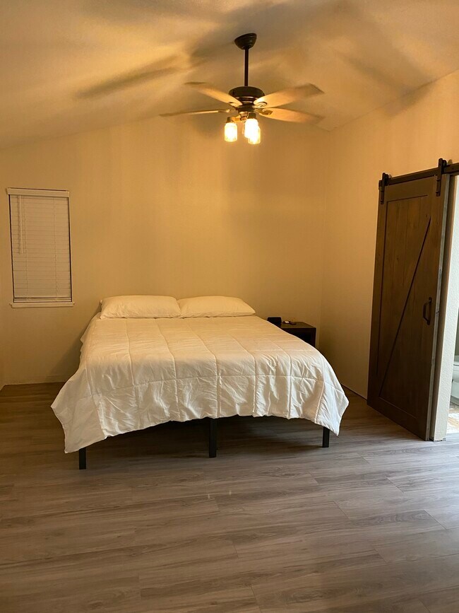 Building Photo - 433 Hazelnut Dr