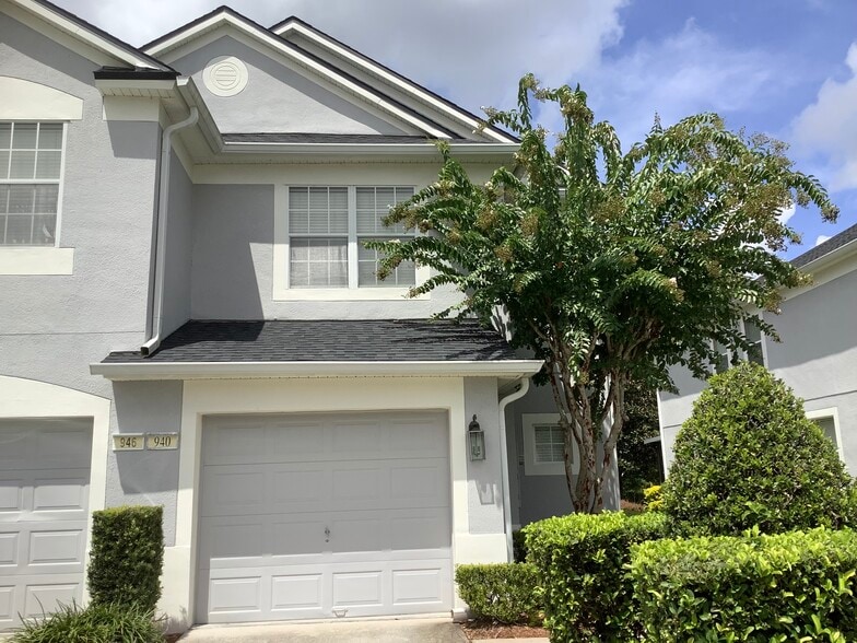 Front - 940 Rock Harbor Ave