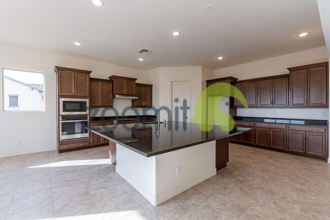 Building Photo - Beautiful Views!