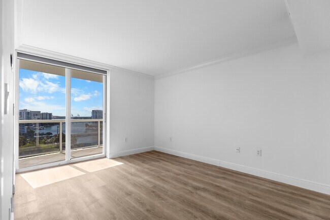 Building Photo - 1800 Sunset Harbour Dr