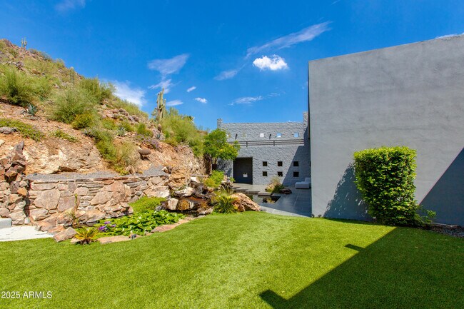 Building Photo - 4228 E Highlands Dr